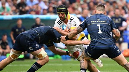 Grégory Alldritt, pris par la défense rugueuse du Leinster, lors de la finale de la Champions Cup, au stade Vélodrome de Marseille, le 28 mai 2022. (PASCAL GUYOT / AFP)