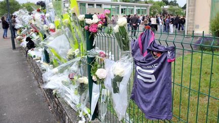 Un maillot du Stade rennais et des fleurs accroch&eacute;s sur les grilles du coll&egrave;ge de Cleunay, &agrave; Rennes (Ille-et-Vilaine), o&ugrave;&nbsp;un adolescent de 13 ans est mort le 23 juin 2012, apr&egrave;s une bagarre. (MARC OLLIVIER / OUEST FRANCE / MAXPPP)