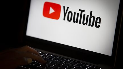 Un logo YouTube sur un écran d'ordinateur portable (AYTAC UNAL / ANADOLU AGENCY / AFP)