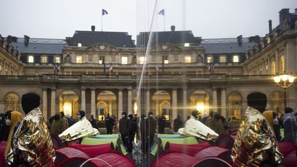 Des mineurs migrants face au Conseil d'Etat, à Paris, le 2 décembre 2022. (GAUTHIER BEDRIGNANS / HANS LUCAS / AFP)