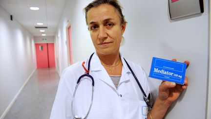 Ir&egrave;ne Frachon, pneumologue et auteure du livre intitul&eacute; "Mediator 150 mg. Combien de morts ?", pose avec une bo&icirc;te de Mediator le 18 novembre 2010 au centre hospitalier de la Cavale Blanche &agrave; Brest (Finist&egrave;re). (FRED TANNEAU / AFP)