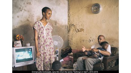 Cette édition a donné une place particulière aux femmes et aux photographes africaines. La moitié des artistes invités sont des femmes. Interrogée par RFI, Astrid Sokona Lepoultier, né d’un père français et d’une mère malienne, et co-commissaire des Rencontres explique&nbsp;: "Je n’ai pas le sentiment que la femme photographe malienne ait eu plus de difficultés ou moins de facilités qu’un homme photographe au Mali. Les problèmes rencontrés par l’un sont les mêmes rencontrés par l’autre, c’est-à-dire les galeries et les opportunités d’exposer sont peu nombreux. Il n’y a pas forcément un cadre juridique autour du métier. Et les collectionneurs sont rares. C’est difficile pour un artiste photographe au Mali de survivre. Mais, c’est important d’encourager l’effervescence de la photographie féminine au Mali, pour la simple raison, que ce soient les hommes ou les femmes photographes, ils ont eu besoin d’avoir recours à des subterfuges pour trouver des solutions."&nbsp; Cette année, la biennale présente le collectif Association des femmes photographes du Mali, fondé en 2007 par Amsatou Diallo. &nbsp;&nbsp; (EMMANUELLE ANDRIANJAFY)