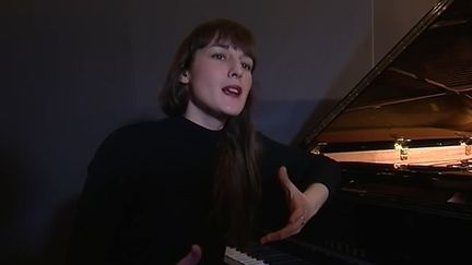 La jeune chanteuse Juliette Armanet débarque sur le devant de la scène. Avec ses chansons d'amour mélancoliques, elle rappelle Véronique Sanson. (France 3)