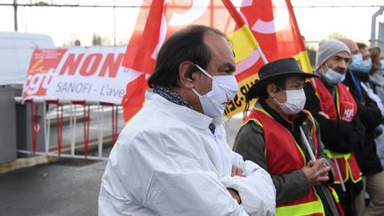 Le secrétaire général de la CGT, Philippe Martinez, manifeste devant un bâtiment du groupe pharmaceutique Sanofi à Vitry-sur-Seine (Val-de-Marne), le 4 février 2021. (ALAIN JOCARD / AFP)