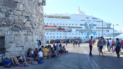 Des migrants attendent les ferries r&eacute;quisitionn&eacute;s par le gouvernement pour faire la liaison entre Kos et Ath&egrave;nes, en ao&ucirc;t 2015. (BENOIT ZAGDOUN / FRANCETV INFO)