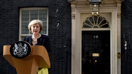 &nbsp; (Theresa May devant la porte du 10, Downing Street © Kate Green / ANADOLU AGENCY/ AFP)