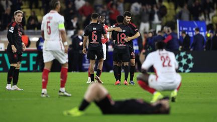 La détresse et la cruelle déception des Monégasques contraste avec la joie des joueurs de Benfica, vainqueurs au stade Louis II de Monaco, le 27 novembre 2024 en Ligue des champions. (VALERY HACHE / AFP)