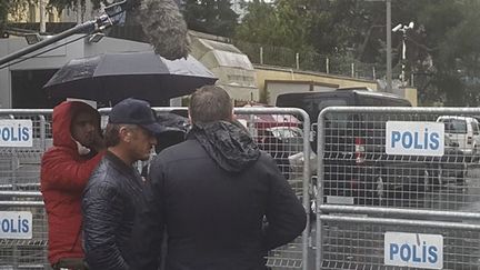 Sean Penn devant le Consulat de l'Arabie Saoudite le 5 décembre 2018
 (HALIS AKYILDIZ / ANADOLU AGENCY)