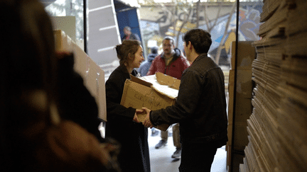 Des volontaires chargent des cartons d'aide alimentaire pour les rescapés des séismes, le 14 février 2023 à Istanbul (Turquie). (PIERRE-LOUIS CARON / FRANCEINFO)