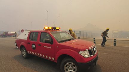 Les pompiers sur la nationale 2, en Espagne, alors que le feu ravage la Catalogne. (ROBIN TOWNSEND / MAXPPP )