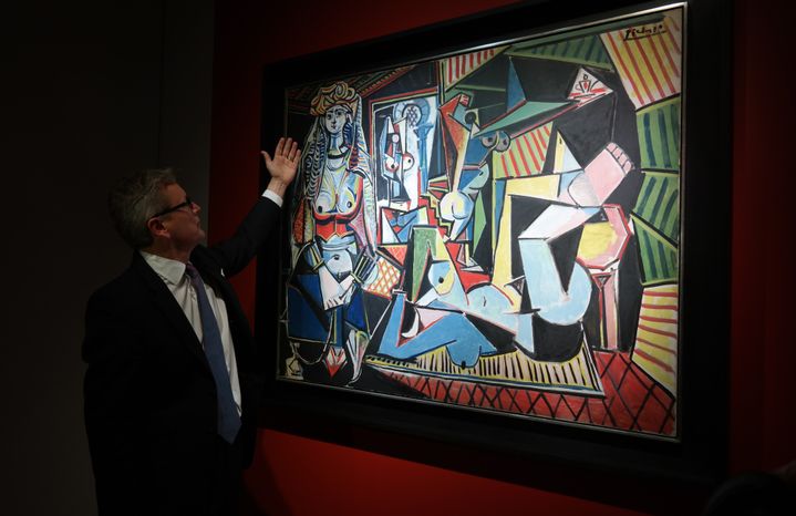 Jussi Pylkkanen, le président de Christie's montrant le tableau de Picasso "Les Femmes d'Alger (version O)". 
 (SELCUK ACAR / ANADOLU AGENCY)