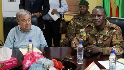 Le général malien Didier Dacko (D), commandant jusque là de la force du G5-Sahel, recevant à Sévaré le 29 mai 2018 le Secrétaire général de l'ONU Antonio Guterres, venu apporter son soutien aux forces de maintien de la paix de l'ONU. (SEBASTIEN RIEUSSEC/AFP)