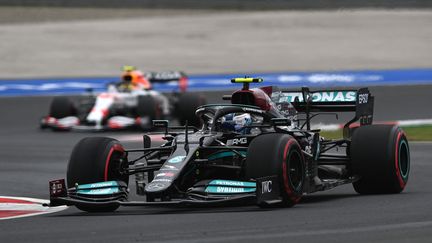 Le Finlandais Valtteri Bottas (Mercedes) aux essais qualificatifs du GP de Tuquie, le 9 octobre 2021. (OZAN KOSE / AFP)