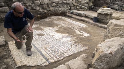 L'archéologue israélien Uzi Ad présente la mosaïque à la presse, le 8 février 2018 à Césarée
 (Jack Guez / AFP)