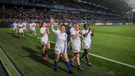 Les Françaises, emmenées par Caroline Drouin à gauche, célèbrent leur victoire face à la Nouvelle-Zélande, le samedi 13 novembre 2021. (QUENTIN TOP / MAXPPP)