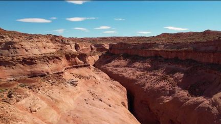 Randonnée : balade vertigineuse dans les "slot canyons" américains (France 2)