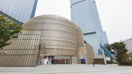 Un piéton traverse l'espace vide à l'extérieur d'un grand magasin haut de gamme à Shanghai, en Chine, le samedi 19 mars 2022. (YUYU CHEN / MAXPPP)