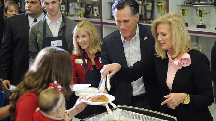 Mitt Romney et sa femme,&nbsp;Ann, le 4 mars 2012, lors d'une visite de campagne dans un lyc&eacute;e de Snellville, en G&eacute;orgie (Etats-Unis). (ERIK S. LESSER / MAXPPP)