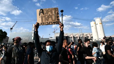 Un manifestant à Paris, le 2 juin 2020. (STEPHANE DE SAKUTIN / AFP)