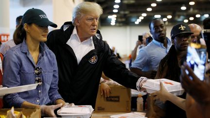 Donald Trump, le président américain, aux côtés de sa femme Melania Trump, dans un centre d'accueil des sinistrés à Houston, au Texas, le 2 septembre 2017. (KEVIN LAMARQUE / X00157)