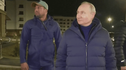 Le président russe s’en rendu en pleine nuit à Marioupol pour une visite surprise. C’est le tout premier voyage de Vladimir Poutine depuis que la cour pénale internationale a émis à son encontre un mandat d’arrêt pour sa responsabilité dans des crimes de guerre. (France 3)