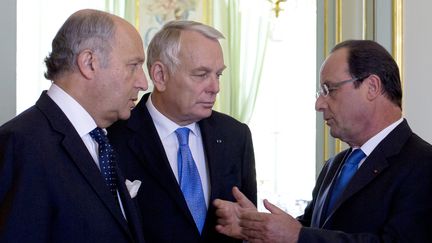 Laurent Fabius (gauche), Jean-Marc Ayrault et Fran&ccedil;ois Hollande, le 28 ao&ucirc;t 2013 &agrave; l'Elys&eacute;e.&nbsp; (KENZO TRIBOUILLARD / AFP)