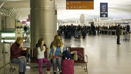 Passagers bloqués à cause de la neige le 24 décembre 2010 à l'aéroport de Roissy-Charles de Gaulle (AFP - Lionel Bonaventure)