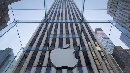 Le logo d'Apple affich&eacute; dans son magasin sur 5e avenue &agrave; New York (Etats-Unis), le 4 septembre 2014. (MAXPPP)