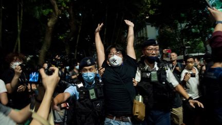 Des manifestants pro-démocratie, le 4 juin 2022 à Hong Kong (Chine). (CHARLOTTE MACHADO / AFP)