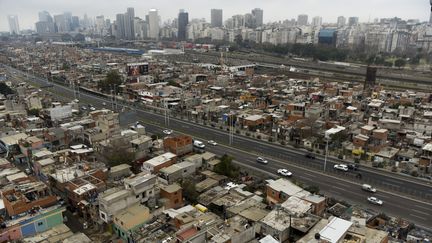 Des bidonvilles à côté de buildings à Buenos Aires, en Argentine (Illustration). (EITAN ABRAMOVICH / AFP)