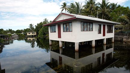 Une maison sur pilotis sur l'atoll de Funafuti, à Tuvalu, le 22 février 2004. (TORSTEN BLACKWOOD / AFP)