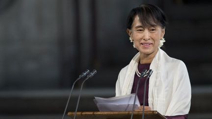 Devant les parlementaires britanniques, au Westminster Hall

«Je suis ici en partie pour demander une aide pratique, en tant qu'amie et qu'égale, un soutien aux réformes qui peuvent apporter des vies meilleures et de nouvelles opportunités au peuple de Birmanie.» (AFP PHOTO / POOL / BEN STANSALL)