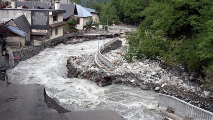 Une route emport&eacute;e par les eaux &agrave; Bar&egrave;ges (Hautes-Pyr&eacute;n&eacute;es), le 20 juin 2013. (LAURENT DARD / AFP)