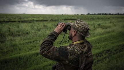 Un militaire dans la région de Donetsk (Ukraine), le 30 mai 2023. (MUHAMMED ENES YILDIRIM / ANADOLU AGENCY / AFP)