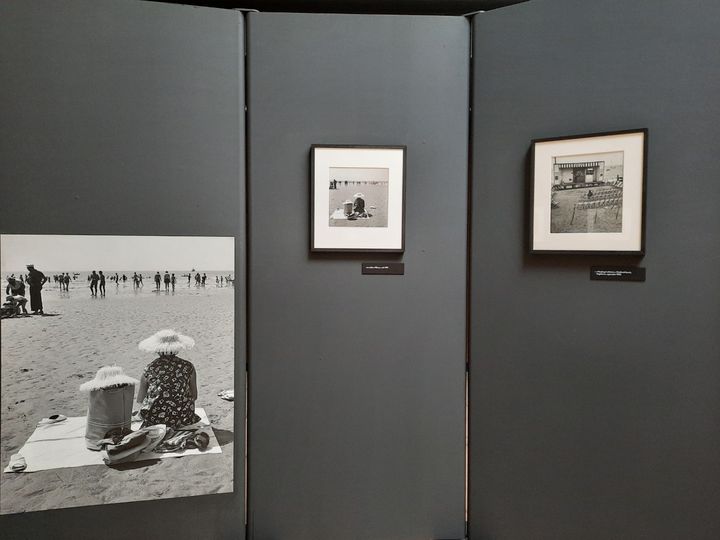 La photo "Les Sables d'Olonne, août 1959" accrochée dans l'exposition "Allons voir la mer avec Doisneau" au Musée maritime de La Rochelle (ATELIER ROBERT DOISNEAU / TOUS DROITS RESERVES)