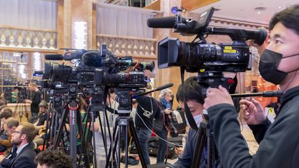 Des journalistes assistent à une conférence de presse de Marine Le Pen, candidate du RN à l'élection présidentielle, le 13 avril 2022 à Paris. (MAXPPP)