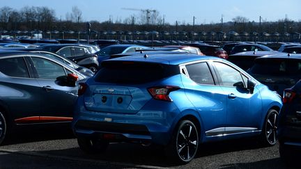 Des voitures Renault sorties d'usine à Flins (Yvelines), le 3&nbsp;février 2017. (ERIC PIERMONT / AFP)