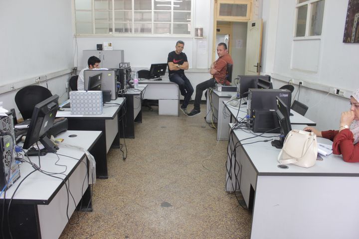 Au centre, Mourad Slimani,&nbsp;directeur de la rédaction d'"El Watan", est entourné de plusieurs journalistes dans les locaux du journal, mardi 25 juin, à Alger. (CLEMENT PARROT / FRANCEINFO)