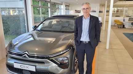 Olivier Dufour, concessionnaire Citroën à Olivet, constate la baisse des commandes de véhicules neufs.&nbsp; (TOMAS GIRAUDEAU / FRANCEINFO)