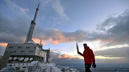 C'est un des points culminants du relais de la flamme, à 2 876 mètres d'altitude. (LAURENT DARD / LA DEPECHE DU MIDI / MAXPPP)