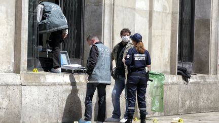 La police scientifique enquête, le 20 mai 2010, au lendemain du vol de cinq tableaux de maîtres, à Paris. (MAXPPP)