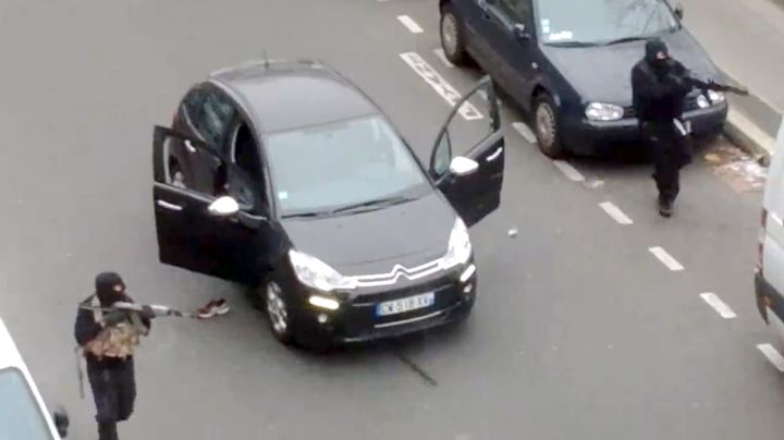 Capture d'&eacute;cran de la vid&eacute;o amateur montrant les deux tueurs de "Charlie Hebdo", &agrave; Paris, le 7 janvier 2015. (JORDI MIR / COURTESY OF JORDI MIR)