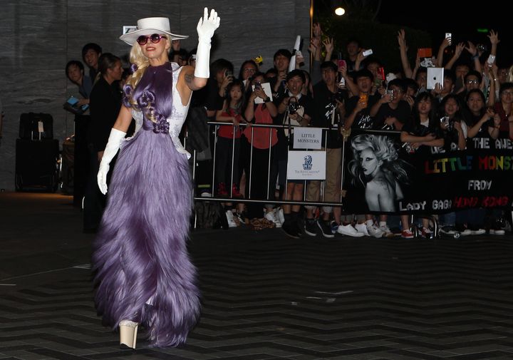 La chanteuse Lady Gaga pose pour les photographes &agrave; son arriv&eacute;e &agrave; Hong Kong, le 28 avril 2012. (DALE DE LA REY / AFP)