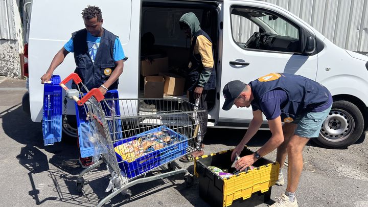 Fayadhui Ousseni et deux bénévoles de l'association Agathe, le 17 décembre 2024, à La Réunion. (ROBIN PRUDENT / FRANCEINFO)