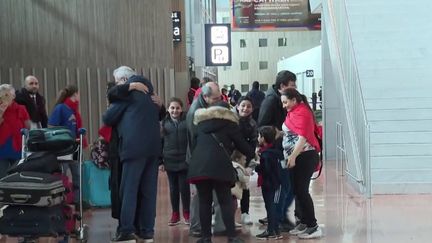 Mercredi 26 avril, 195 ressortissants français ont été exfiltrés du Soudan. Le pays est actuellement en proie à une guerre des clans. À l’aéroport de Roissy, les familles sont soulagées. (France 3)