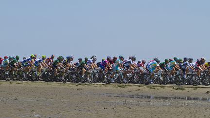 Le Tour de France passe à Gois (Vendée), le 2 juillet 2011. (JACQUES LOIC / PHOTONONSTOP / AFP)