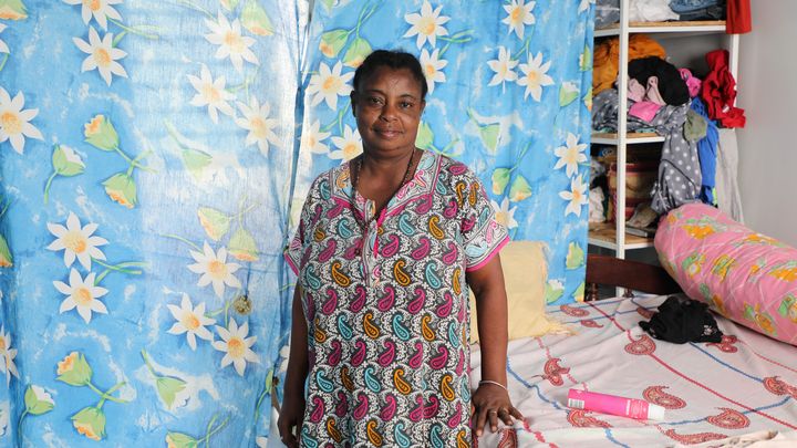 Chamsia, une ancienne habitante de Talus 2 relogée à Koungou (Mayotte), le 19 juin 2023. (ROBIN PRUDENT / FRANCEINFO)