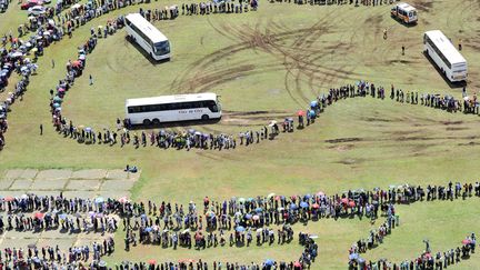 La file d'attente pour se recueillir devant la d&eacute;pouille de l'ancien pr&eacute;sident sud-africain, Nelson Mandela &agrave; Pretoria (Afrique du sud), le 12d&eacute;cembre 2013. (JACOLINE PRINSLOO / AFP)