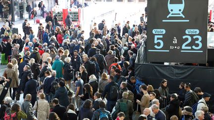 Des voyageurs se sont retrouvés bloqués en gare, le 18 octobre.&nbsp; (DELPHINE GOLDSZTEJN / MAXPPP)