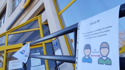 La poste a fait appel à des vigiles pour faire respecter les distances de sécurité liées au coronavirus et les fils d'attentes. (NICOLAS BLANZAT / FRANCE-BLEU LIMOUSIN)